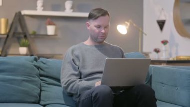Kanepede Boyun Ağrısı Olan Sıradan Dizüstü Bilgisayarlı 
