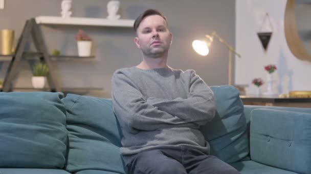 Nenucený muž sedící na pohovce — Stock video