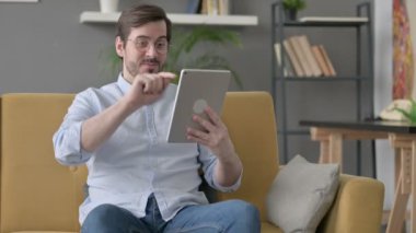 Koltukta Tablet 'te Başarıyı Kutlayan Genç Adam 