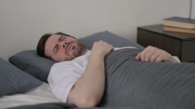 Genç adam kabustan uyandı.
