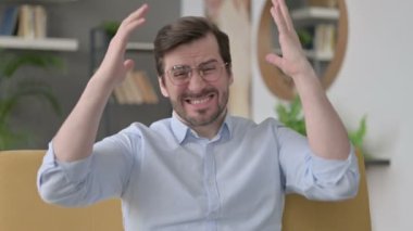 Kayıp ve Başarısızlığa Tepki Veren Genç Adamın Portresi 