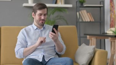 Genç adam evde Smartphone 'da Başarı Var