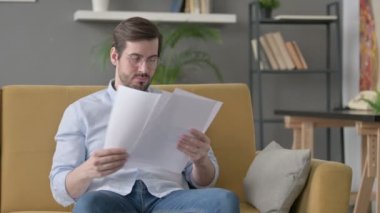 Koltukta Belgeleri Okuyan Genç Adam 