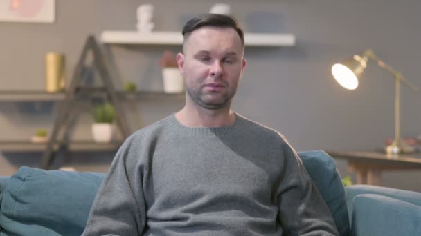 Portrét ležérní mužPocit smutku směrem ke kameře — Stock video