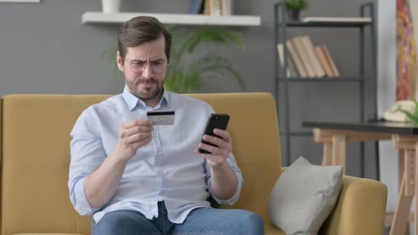 Mladý muž Neúspěšná online platba na Smartphone — Stock video
