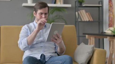 Genç Adam Tablet 'te Yitik Var Kanepede 