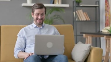 Genç adam video çekiyor. Dizüstü bilgisayarda arıyor. 