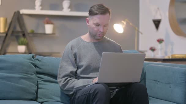 Casual homem fechando laptop e deixando sofá — Vídeo de Stock