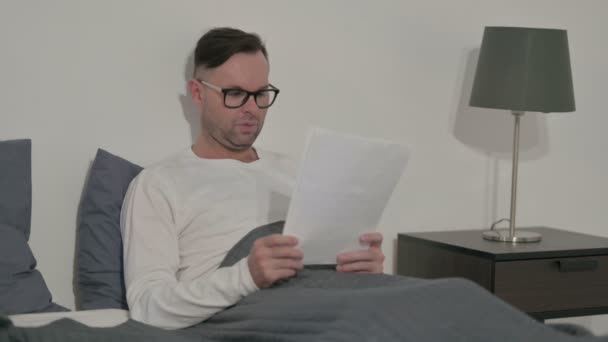 Middle Aged Man Having Loss Documents While Sitting Bed — ストック動画