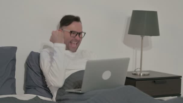 Middeleeuws Man Viert Succes Laptop Bed — Stockvideo