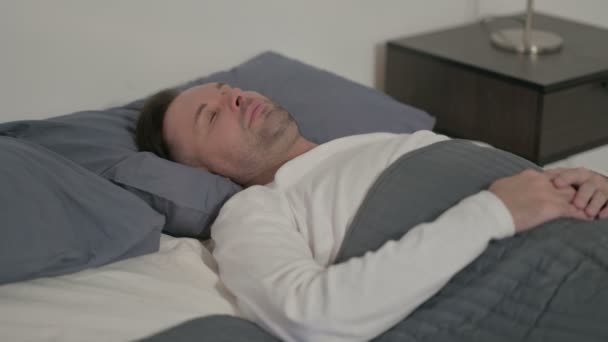 Człowiek Średnim Wieku Ból Głowy Podczas Snu Łóżku — Wideo stockowe