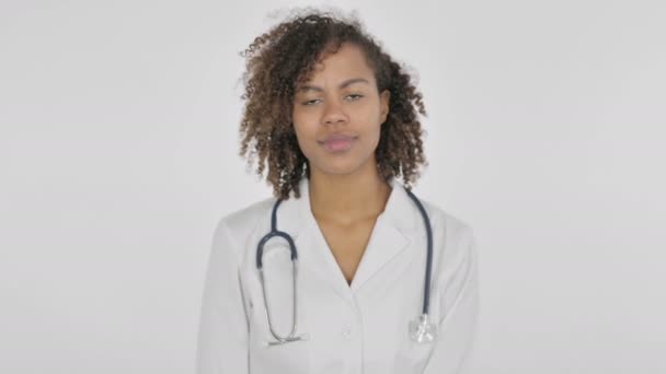 Африканская Леди Доктор Показывает Пальчики Вверх Знак Белом Фоне — стоковое видео