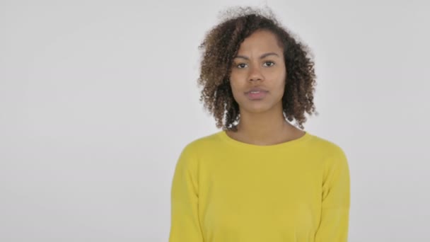 Африканська Жінка Тримає Продукт Руці Білому Тлі — стокове відео