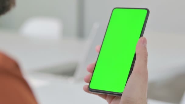 Close Creative Young Man Using Smartphone Green Chroma Key Screen — Vídeo de Stock