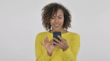 Beyaz Arkaplanda Akıllı Telefonu Kutlayan Afrikalı Kadın 