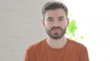 Yaratıcı Genç Adam İşaretini Gösteriyor 
