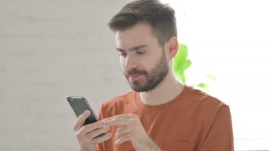 Akıllı Telefondaki Kayıplara Yaratıcı Genç Adam Tepki Veriyor 