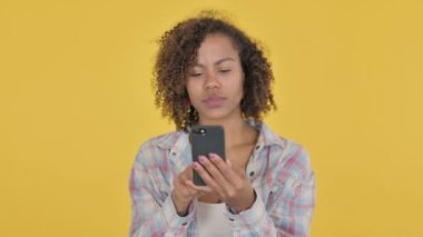 Sarı Arkaplanda Akıllı Telefon 'da Afrikalı Kadın Kaybı 