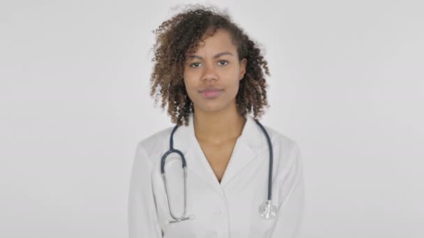 Αντίχειρες Gesture Από Αφρικανική Lady Doctor Λευκό Φόντο — Αρχείο Βίντεο