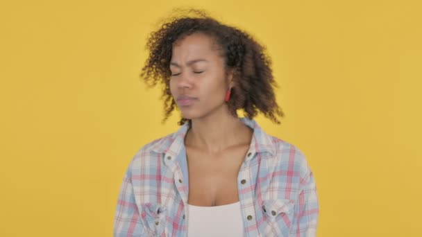 Африканська Жінка Показує Знака Пальцем Жовтому Тлі — стокове відео