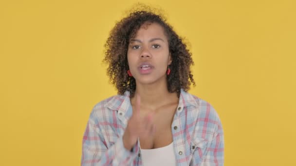 African Woman Finger Lips Silence Yellow Screen — ストック動画