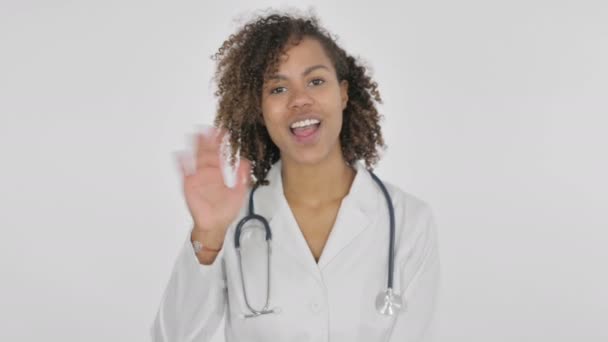 Африканская Леди Доктор Говорит Онлайн Видеозвонках Белом Фоне — стоковое видео