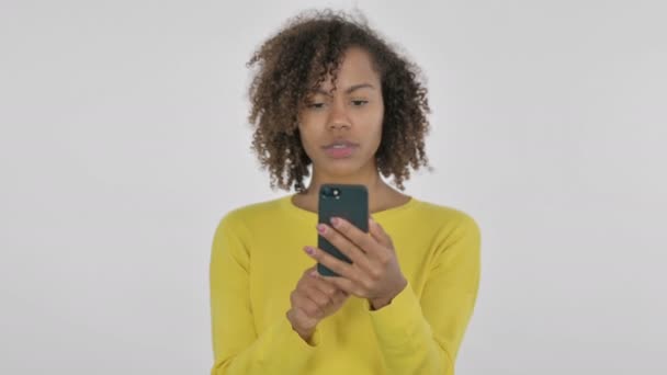 Perda Mulher Africana Smartphone Fundo Branco — Vídeo de Stock