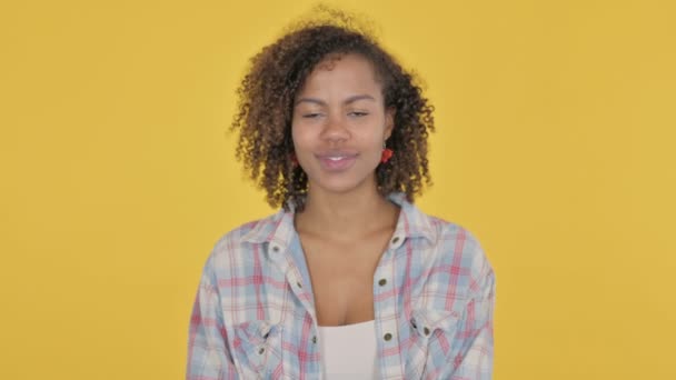 Mulher Africana Sorrindo Para Câmera Fundo Amarelo — Vídeo de Stock