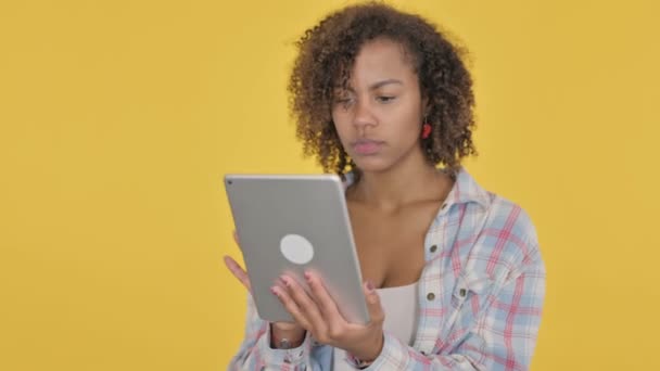 Mujer Africana Usando Tableta Digital Sobre Fondo Amarillo — Vídeo de stock