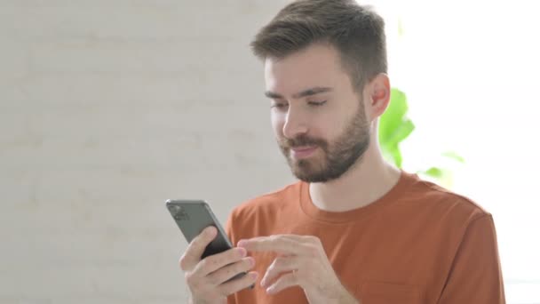 Creative Young Man Browsing Internet Smartphone — 图库视频影像