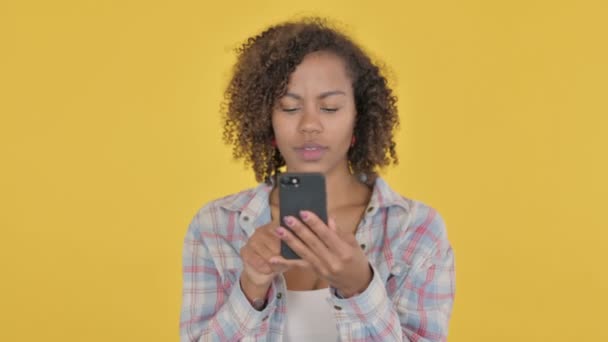 Mujer Africana Celebrando Smartphone Sobre Fondo Amarillo — Vídeos de Stock