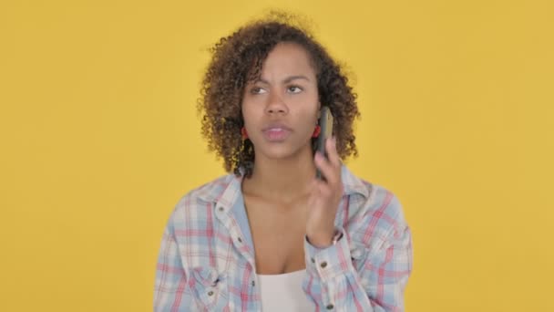 African Woman Talking Angry Phone Yellow Background — Vídeo de Stock