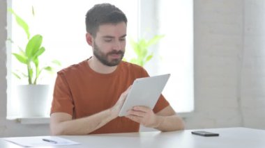 Ofiste Tablet kullanan Yaratıcı Genç Adam 
