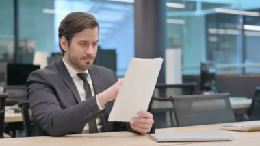 Genç İşadamı Belgeleri Okurken Kaybına Tepki Verdi