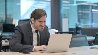 Genç İşadamı Laptop Kullanırken Kayıp 'a Tepki Veriyor 