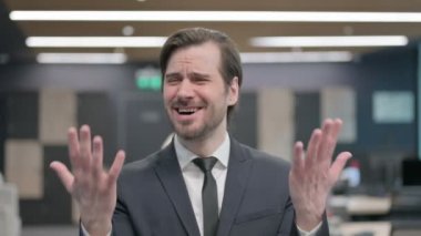 Kaybına Tepki Veren Genç İşadamının Portresi 