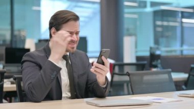 Genç İşadamı Akıllı Telefon Kayıplarına Tepki Veriyor 