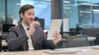 Ofisteki Tablet 'te Video Çağrısı Yapan Genç İşadamı 