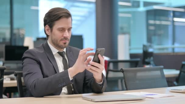 Joven Empresario Exitoso Celebrando Smartphone — Vídeo de stock