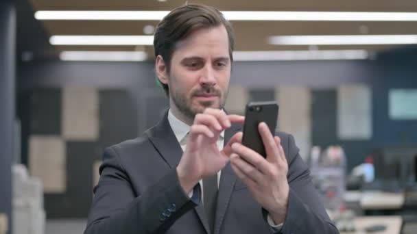 Retrato Del Joven Empresario Reaccionando Pérdida Teléfono Inteligente — Vídeos de Stock