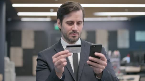 Portrait Young Businessman Unable Make Online Payment Smartphone — Stockvideo