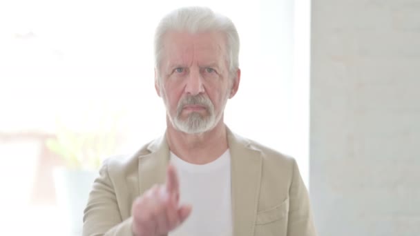 Портрет Отвергнутого Пожилого Человека Размахивающего Рукой — стоковое видео