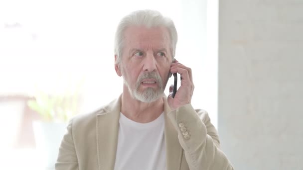 Ηλικιωμένος Μιλάει Στο Τηλέφωνο — Αρχείο Βίντεο