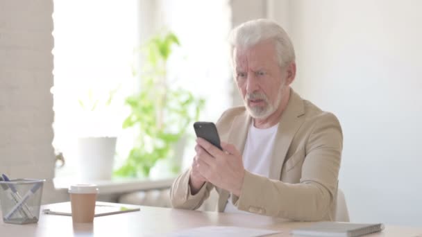 Upset Senior Old Man Reacting Loss Smartphone — Vídeos de Stock