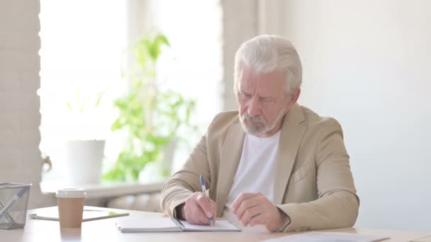 Senior Old Man Writing Paper Office — Videoclip de stoc
