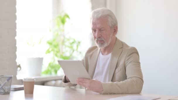 Senior Old Man Using Tablet While Sitting Office — Stock videók