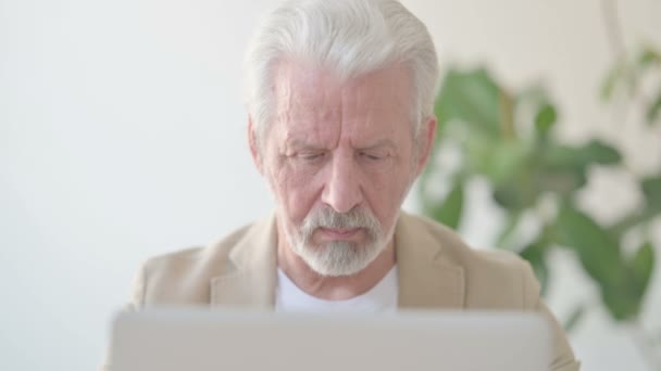 Close Senior Old Man Smiling Camera While Using Laptop Office — 비디오