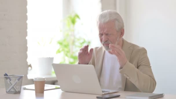 Старший Старик Страдает Головной Болью Время Работы Над Ноутбуком — стоковое видео