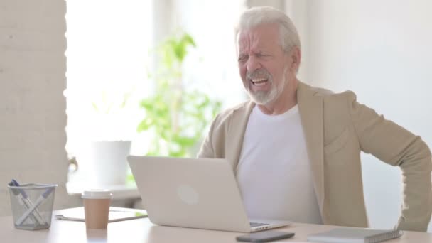 Старший Старик Болями Спине Время Использования Ноутбука Офисе — стоковое видео