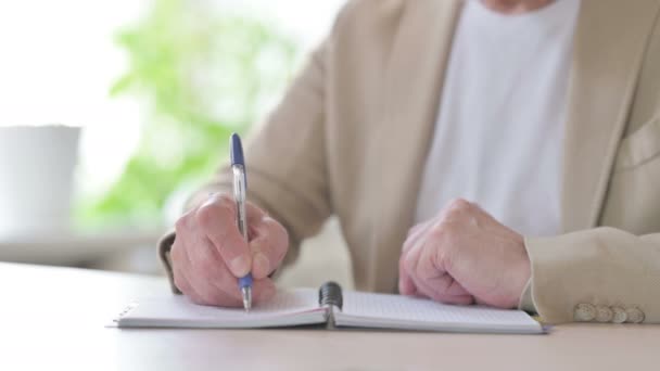 Close Senior Old Man Writing Notebook — Vídeo de Stock